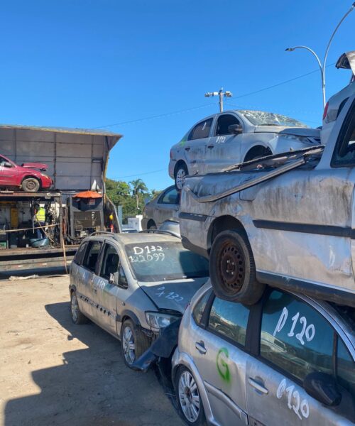 Polícia Civil faz descontaminação e amassamento de 282 veículos em São José