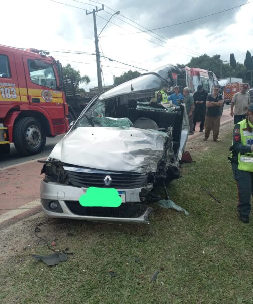 Colisão frontal deixa condutora presa às ferragens