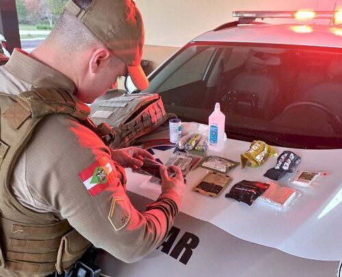 Policiais são equipados com kits para situações de emergência