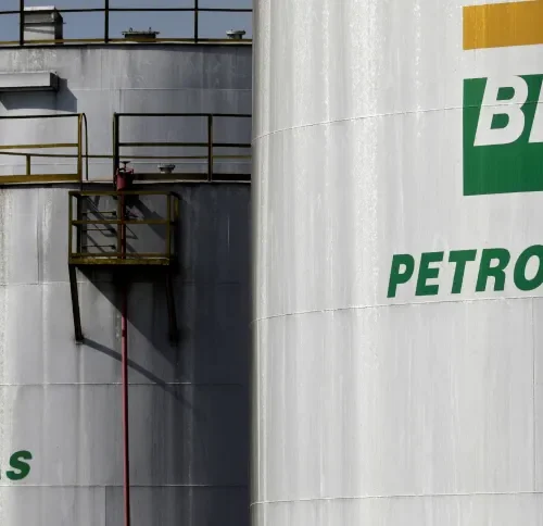 Petrobras reduz preço da gasolina em 4,66% para distribuidoras