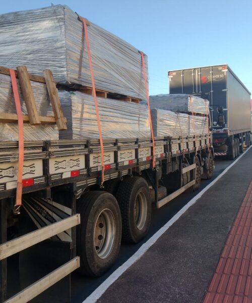 Defesa Civil encaminha carreta com telhas para Gaivota e entrega iniciou  no domingo a tarde