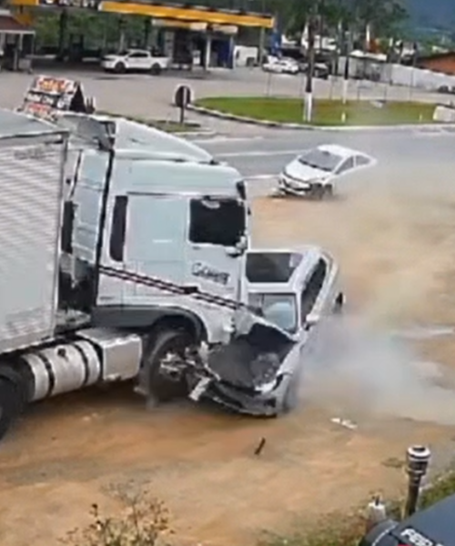 Câmera registra exato momento de um acidente na BR-470, em Ibirama