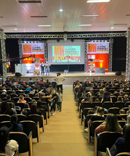 Na abertura da 21ª Feira do Livro de Torres, cerca de 300 crianças se divertem muito com as atividades culturais