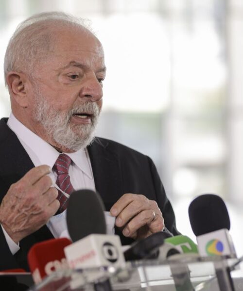 Lula deixa hospital em Brasília após cirurgia