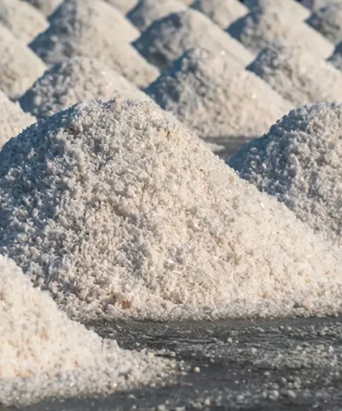 O que é o sal-gema e por que sua extração gerou problemas em Maceió?