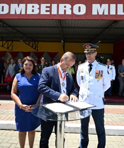 Governador assina decreto que institui a indenização de fardamentos aos policiais e bombeiros militares