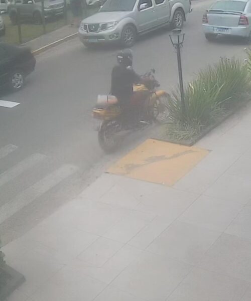 Homem é assaltado a luz do dia na área central de Passo de Torres