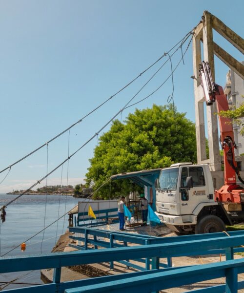 Segue a colocação de cabos da Ponte pênsil sobre o Rio Mampituba