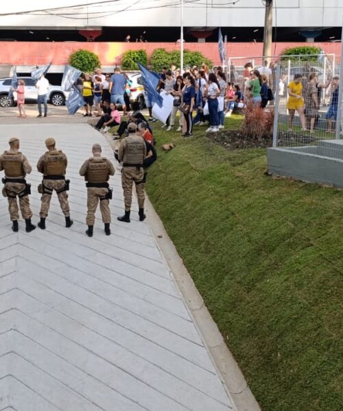 Governador presencia manifestação de professores durante passagem por Criciúma