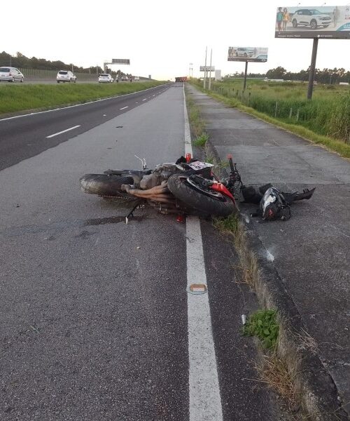 Motociclista morre após perder o controle da direção na BR-101 em Laguna