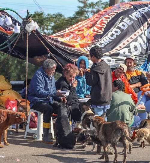 Famílias improvisam acampamentos em rodovias para vigiar suas casas