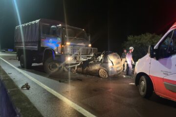 Acidente entre carro e caminhão do exército deixa três mortos na Grande Porto Alegre