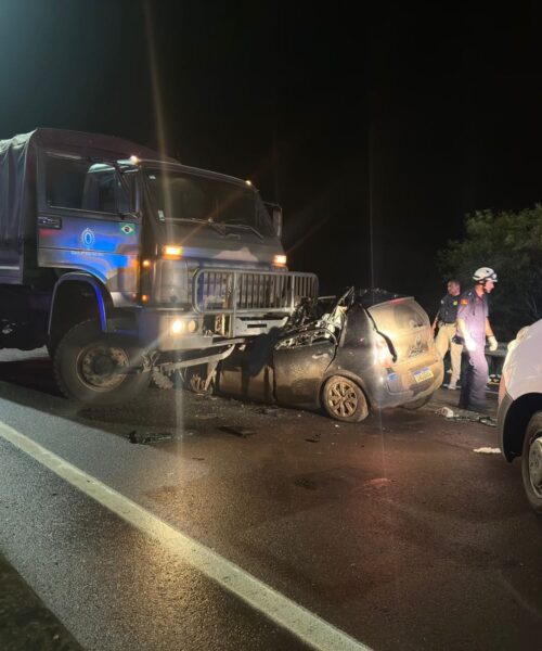 Acidente entre carro e caminhão do exército deixa três mortos na Grande Porto Alegre