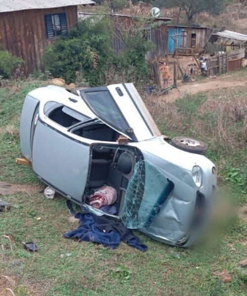 Carro despenca 30 metros e capota com mulher e mais duas crianças em SC