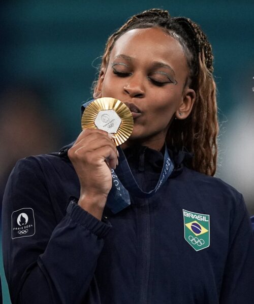 Rebeca é ouro no solo e vira maior medalhista olímpica do Brasil