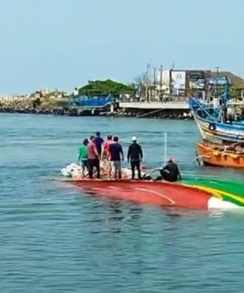 Duas embarcações naufragam na entrada de Passo de Torres nesta quarta-feira