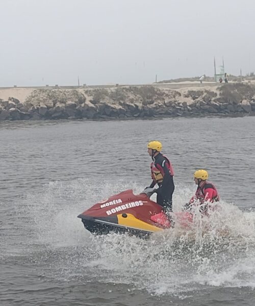 Bombeiros e Marinha ainda buscam por jovem desaparecido no mar em Passo de Torres