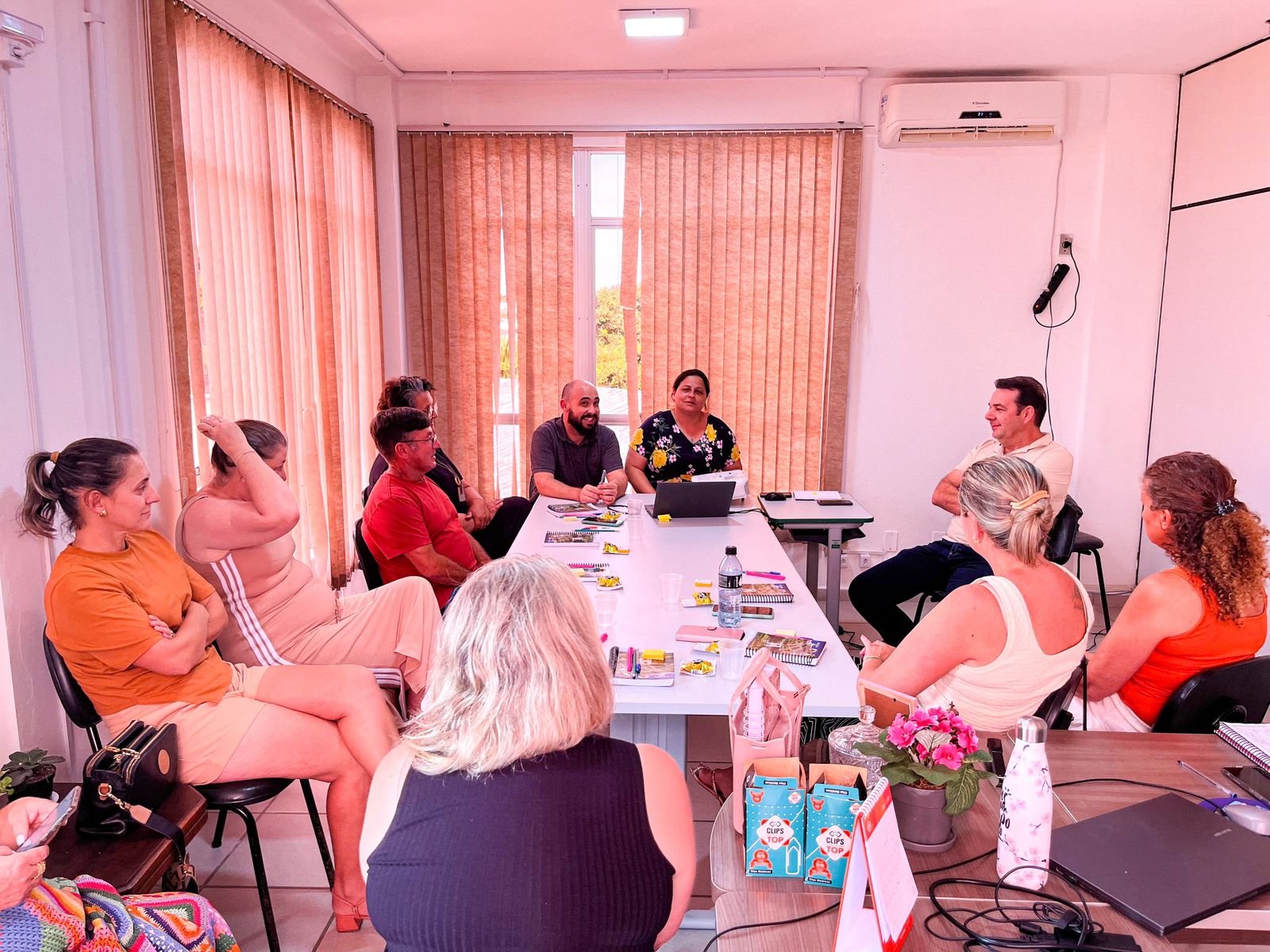 Diretores da Rede Municipal de Educação de São João do Sul em reunião com o prefeito Alex Bianchin