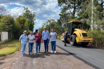 Prefeito de Torres acompanha etapa final de asfalto na Estrada dos Cunhas