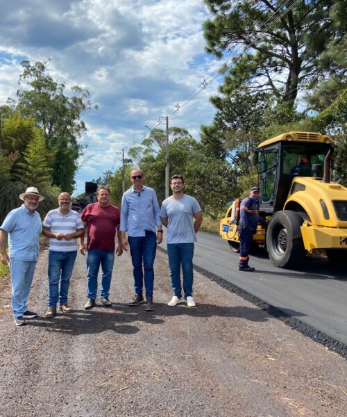 Prefeito de Torres acompanha etapa final de asfalto na Estrada dos Cunhas