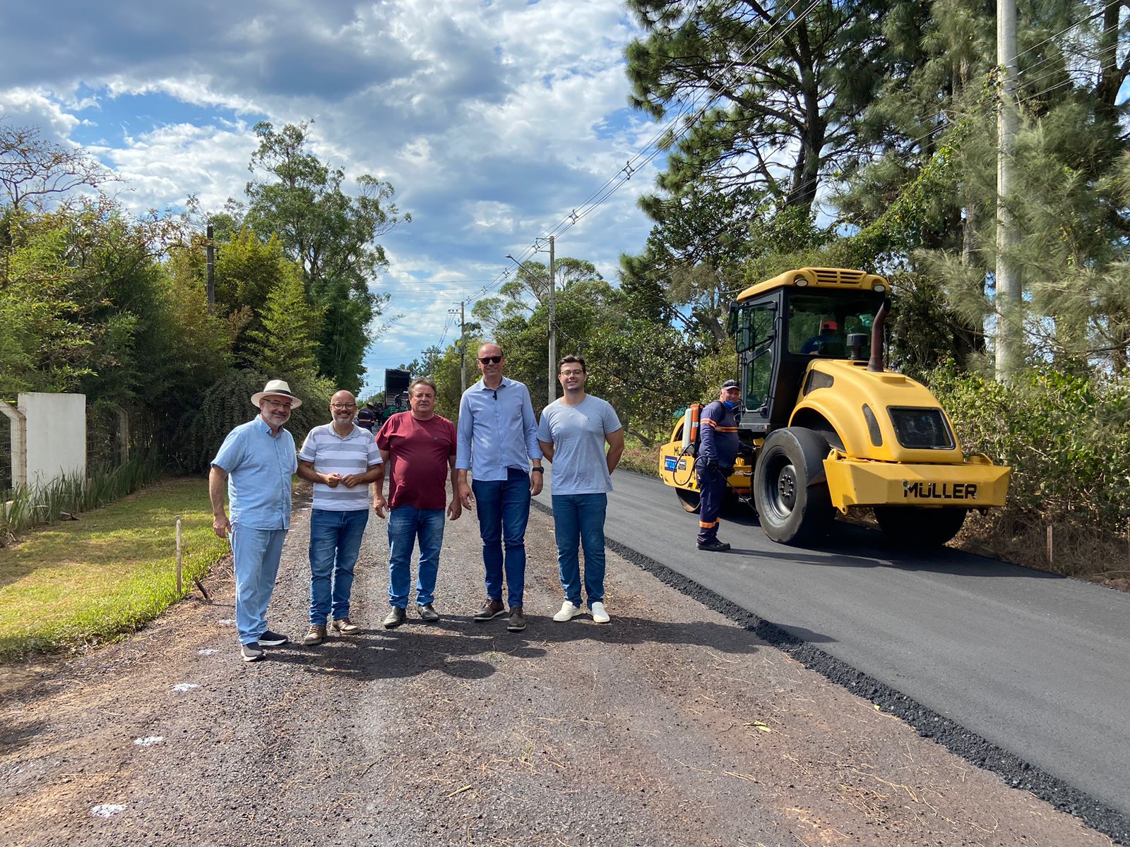 Prefeito de Torres acompanha etapa final de asfalto na Estrada dos Cunhas