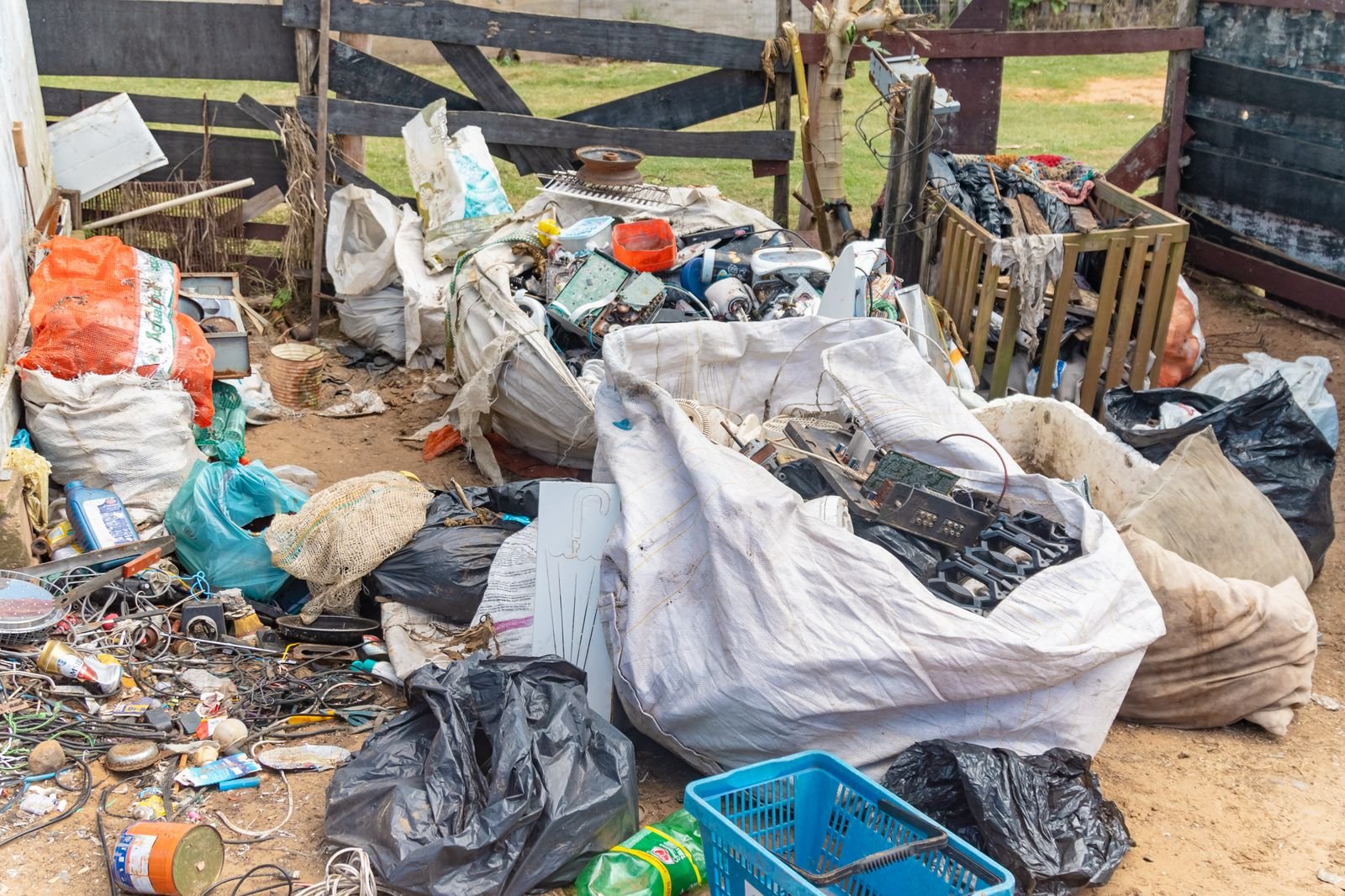 Vigilância Sanitária realiza remoção forçada de lixão a céu aberto  em Passo de Torres
