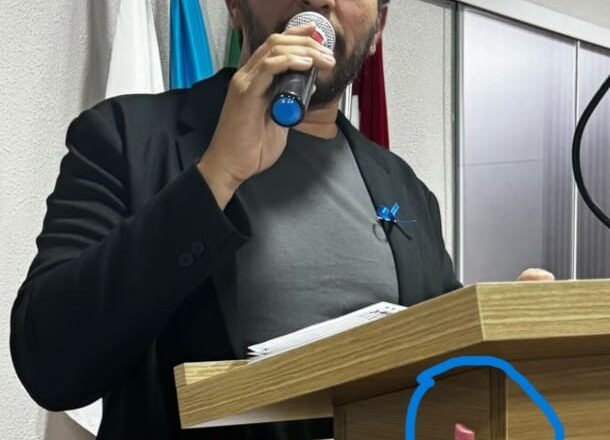 Vereador leva o que considera uma “arma” pra Tribuna em Passo de Torres