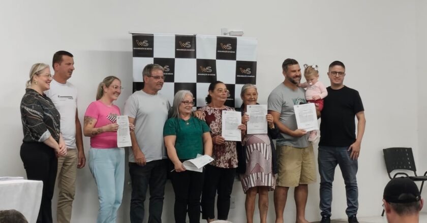 Moradores recebem o documento de posse de seus imóveis em Passo de Torres
