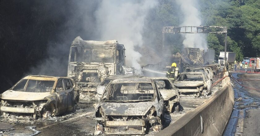 Equipes do CBMSC atuam em grave ocorrência com caminhão de combustível que explodiu na BR-101 em Palhoça