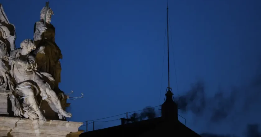 Fumaça preta: cardeais ainda não escolheram papa