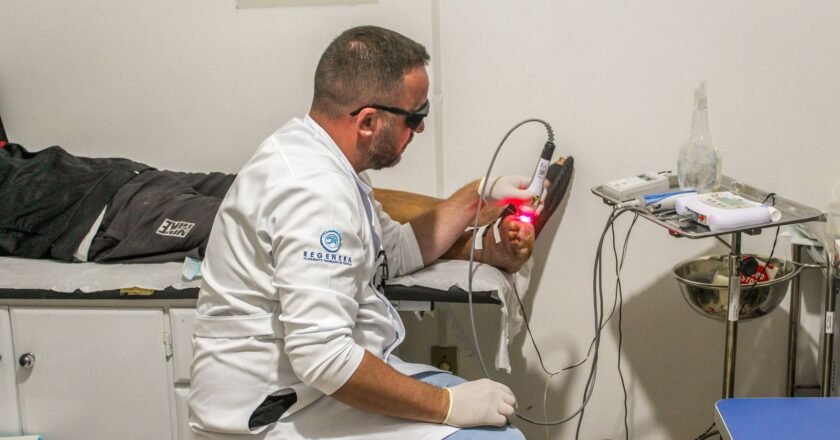 Passo de Torres oferece tratamento gratuito com laserterapia para cicatrização de feridas