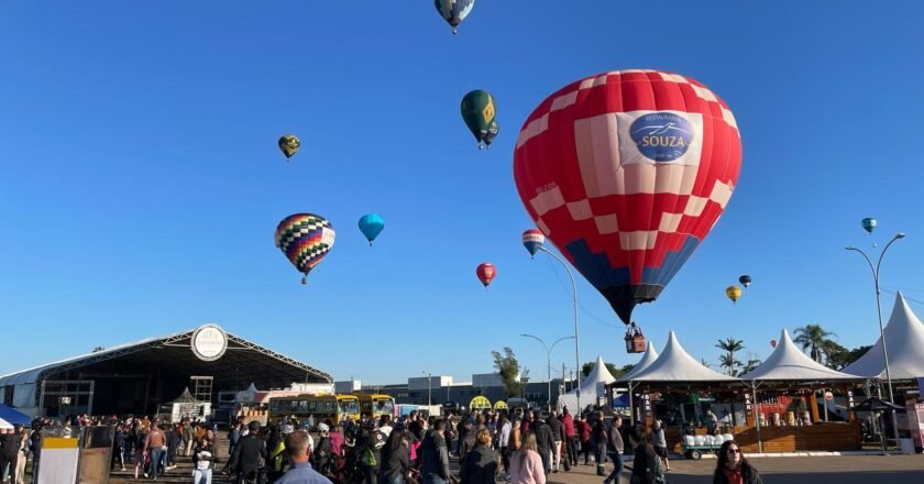 35º Festival Internacional de Balonismo começa com provas técnicas e céu colorido em Torres