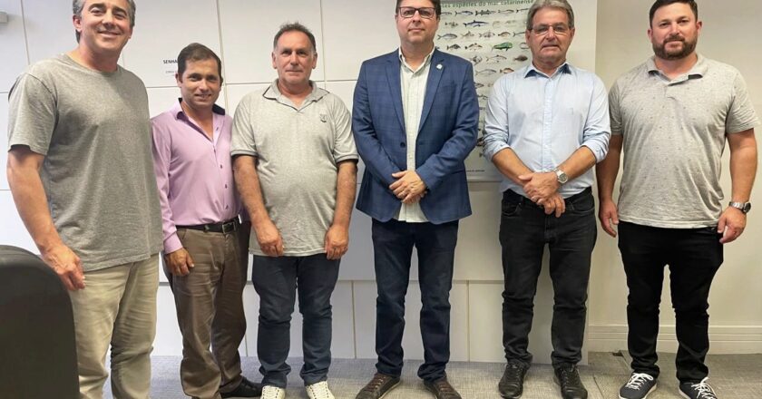 Comitiva de Passo de Torres busca apoio do Estado para prolongamento dos molhes