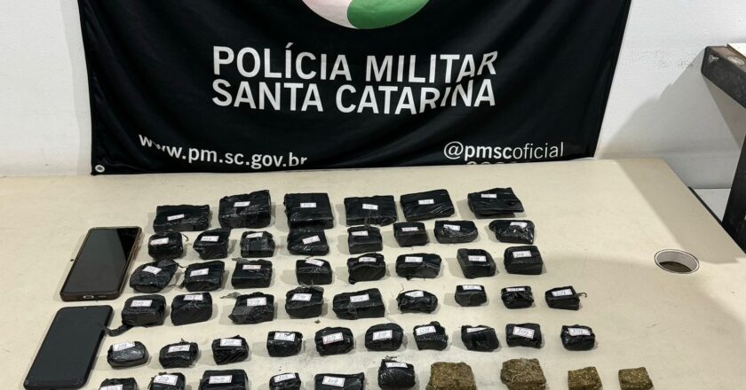 PM de Passo de Torres prende traficantes e apreende drogas em rua na área central