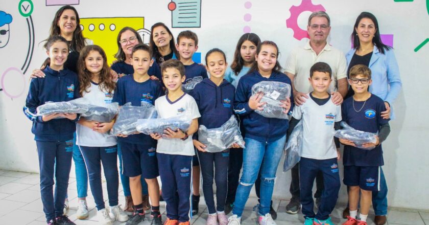 Prefeitura entrega uniformes escolares a mais de 2.500 alunos da rede municipal