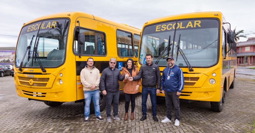 Passo de Torres recebe dois novos ônibus escolares