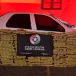Dupla é presa em Curitibanos transportando 640 kg de maconha em veículo clonado