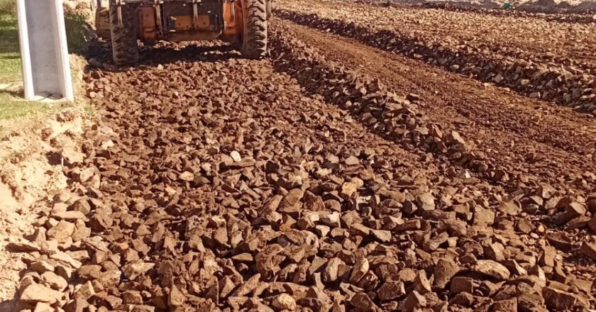 Secretaria de Obras prepara novo trecho para asfaltar na Rodovia Caminhos do Mar, no lado Sul