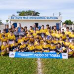Projeto Tigrinhos começa em Passo de Torres com entrega de fardamentos e treino