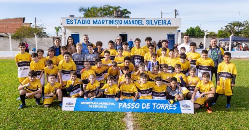 Projeto Tigrinhos começa em Passo de Torres com entrega de fardamentos e treino
