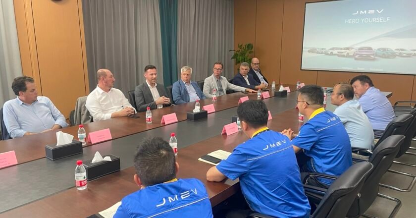 Comitiva da Alesc discute instalação de fábrica de carros elétricos em SC