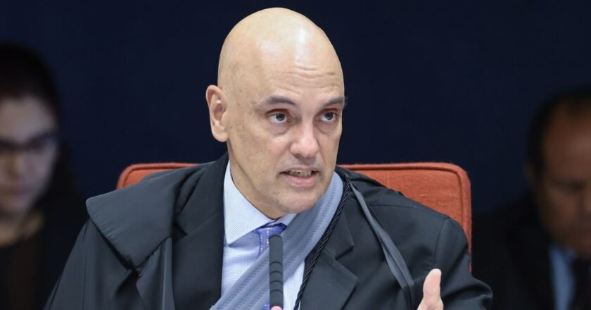 Moraes decide não prender Bolsonaro por descumprimento de cautelar