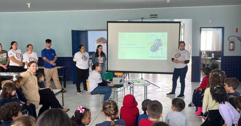 Agentes de saúde promovem palestra para a comunidade sobre combate à dengue