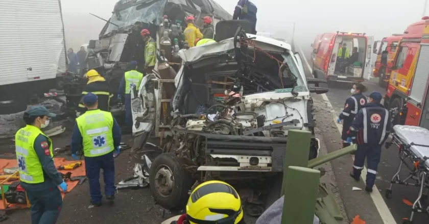 Engavetamento na BR-101 envolve 12 veículos e deixa dois caminhoneiros presos às ferragens