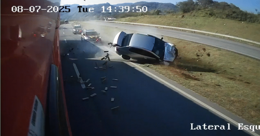 Motorista foge de abordagem, capota o carro e é preso com maconha no contorno da BR-101 em São José
