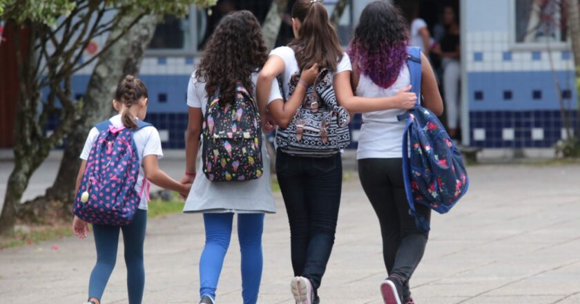 Mais de 520 mil estudantes da rede estadual de ensino voltam às aulas nesta segunda