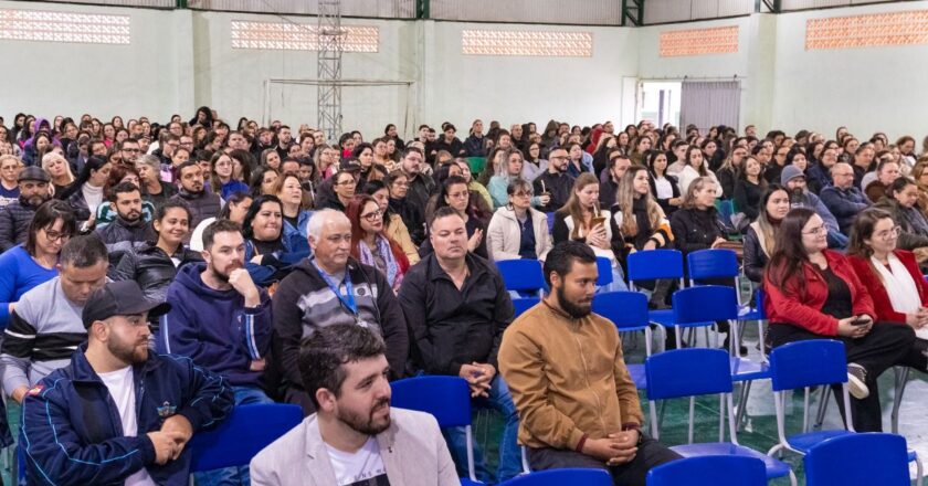 Profissionais da Educação participam de palestra sobre saúde mental e inteligência emocional em Passo de Torres
