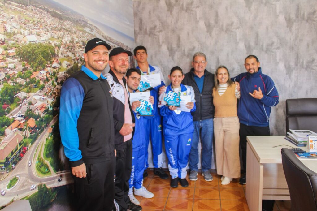 Atletas da APAE são recebidos pelo prefeito de Passo de Torres após conquistas na Olimpíada Estadual