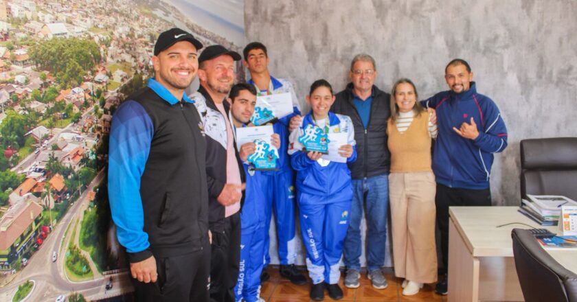 Atletas da APAE são recebidos pelo prefeito de Passo de Torres após conquistas na Olimpíada Estadual
