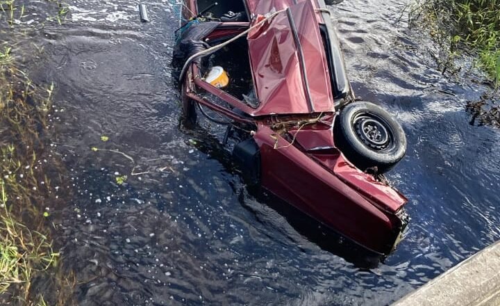 Carro sai da pista e capota em Passo de Torres